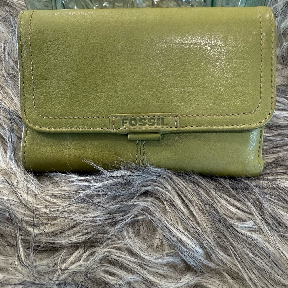 Vintage Fossil wallet in olive green. Very functional for everyday use.
